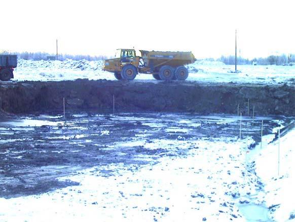 De bruna och oxiderade jordmassorna kommer att användas som täckmassor på terrängmodellen.