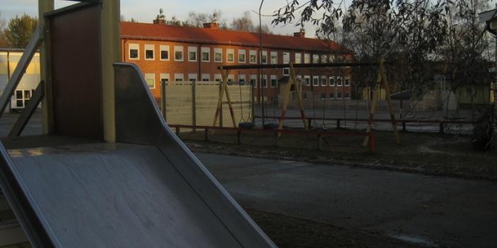 samt två enskilda förskolor, Bitvargen och Växthuset, samt ett antal dagbarnvårdare. Hos dagbarnvårdare, fritidshemmet Grenen samt förskolan Bitvargen erbjuds skolbarnomsorg.