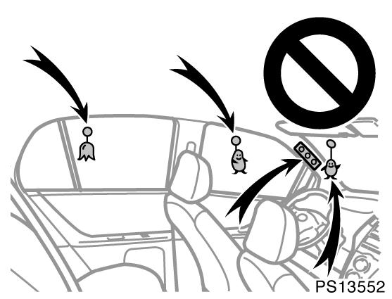 104 SÄKERHETSSYSTEM PS13552 Placera inte en mikrofon eller något annat på eller intill området där sidokrockgardinen aktiveras, dvs vindrutan, fönstret i sidodörren, främre och bakre dörrstolpen,