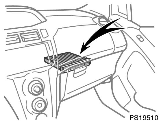 198 LUFTKONDITIONERING PS19510 Kontroll och byte av filter till luftkonditioneringen Detta filter kan bli igensatt om det har använts en längre tid.