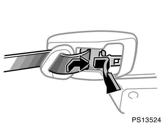 78 SÄKERHETSSYSTEM Bältessträckare PS13524 PS13532 DRAG FRAM BÄLTESLÅSET TILL BAK- SÄTETS MITTPLATS Tryck in låsblecket och drag ut det från skyddet.