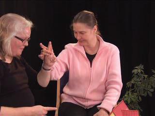 S043: UPPE (S044: klappar med sitt pekfinger på den tecknandes hand). Figur 8.
