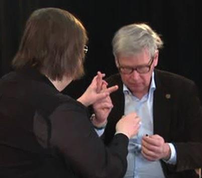 Figur 11. S046 tecknar KANIN följt av bokstaveringen KANIN@b. (TSSL_025 00:00:30.493-00:00:31.572) I de övriga dialogerna kring dockhuset är det mer bokstaverade tecken som används, som NU@b och JA@b.