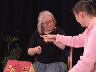 S043: EN PERSON STÅ SYNS PEK LAGA-MAT MAT En person verkar stå och laga mat. Figur 18. S043 utför en pekning som inte är kopplad till en persons placering i dockhuset. (TSSL_007 00:01:30.