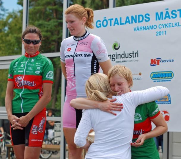 Sandra tvåa och Jenny trea i Damer. Nilsson (mest) och Karlsson fikade, snusade och njöt av en massa tävlingar i landet Bäst i klubben Bäst? Vem var då bäst i klubben 2011. Inte så lätt, naturligtvis.