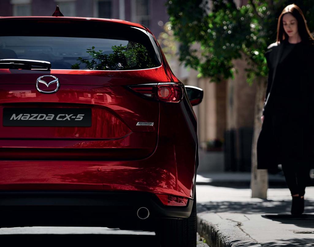 A L L T H A N D L A R O M F Ö R A R E N Från den fantastiska exteriören till den lyxiga och människocentrerade interiören, är varje del av helt nya Mazda CX-5 konstruerad och försiktigt tillverkad