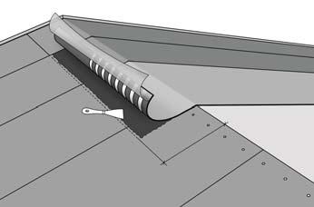 5 (6) Takås 200 mm Skär av den första takhalvans membran utmed taknocken och spika fast dem från övre kanten i underlaget med mellanrum.