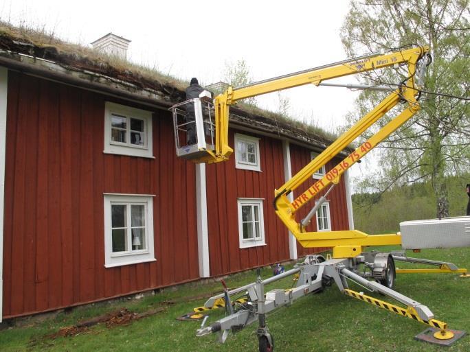 Taket visade sig bestå av - underst trolpinnar, papp och sedan ett råspontat tak täckt av papp, sinuskorrugerad plåt samt överst torv.