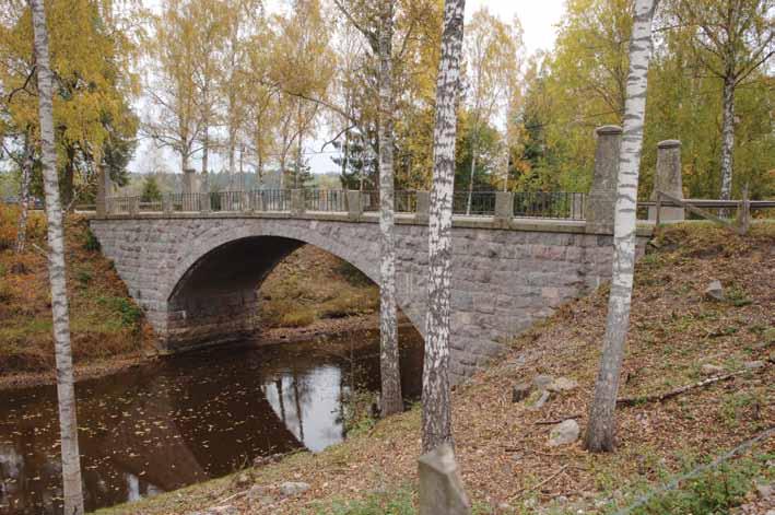 E 346 Bro över Finspångsån, Stråkevadsbro, vid Sonstorp Stråkevadsbro är ett utmärkt exempel på en behagfull bro med en intressant konstruktion stenklädd betong placerad i ett naturskönt område.
