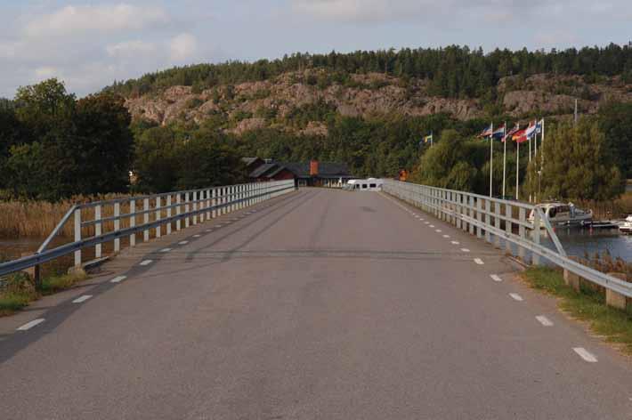 Brobanans bredd är smalare än vägens, vilket kan upplevas som en midja av trafikanterna. Räckeskonstruktionen är lika stram som resten av bron och följer väl det modernistiska formidealet.