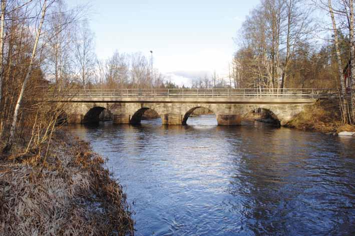 F 308 Bro över Emån vid Kleva bruk, Kibbe bro Kibbe bro är en vacker bro som dock har berövatsdelar av sin elegans då den moderna brobaneplattan av betong tillfördes konstruktionen.
