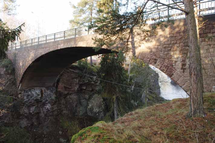 F 261 Bro över Svartån vid Stalpet Den rödaktiga granitfasaden ger sken av en stenvalvbro medan det i själva verket är en armerad betongbro som betraktas.
