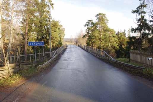 Från vägbanan kan trafikanterna endast se en mindre del av bärverket innan överfart. Upplevelsen av broplatsen domineras istället helt av de vackra scenerierna åt sidorna.