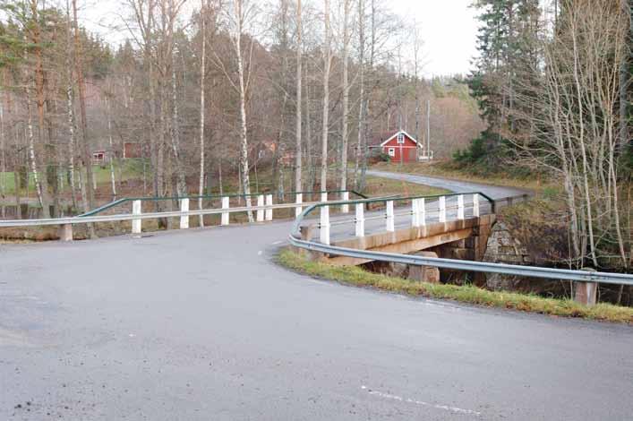 Broar som ligger i S-kurva är idealiska att betrakta. Här kan trafikanterna se både bro och hinder innan överfart.