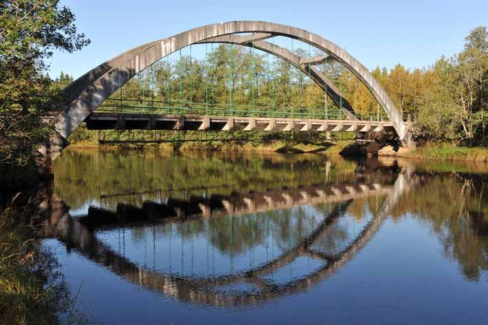 G 91 Bro över Lagan O Ulvsbäck Bågbron över Lagan nordväst om Markaryd byggdes 1930 och uppvisar en provkarta på den tidens främsta betongbrobyggande.