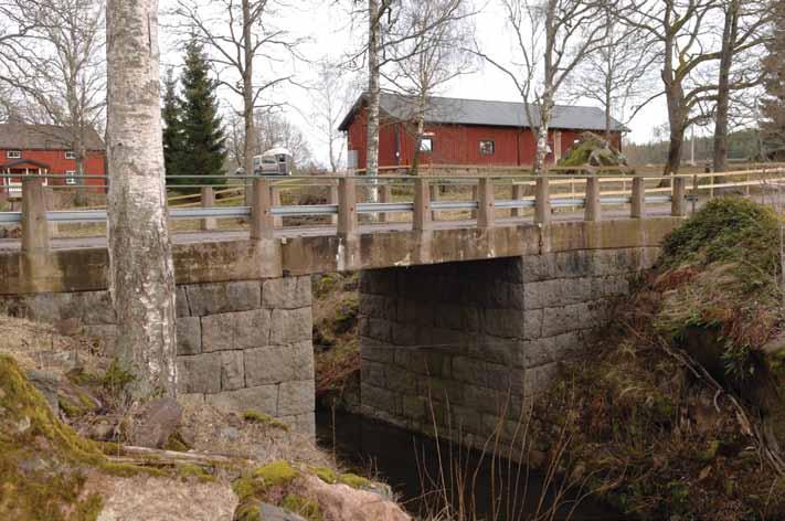H 58 Bro över Tynnsån vid Magsjöns utlopp i Havet Karaktäristiskt betongbroutseende från tidigt 1930-tal med den ursprungliga formen och känslan i synnerligen välbevarat skick.