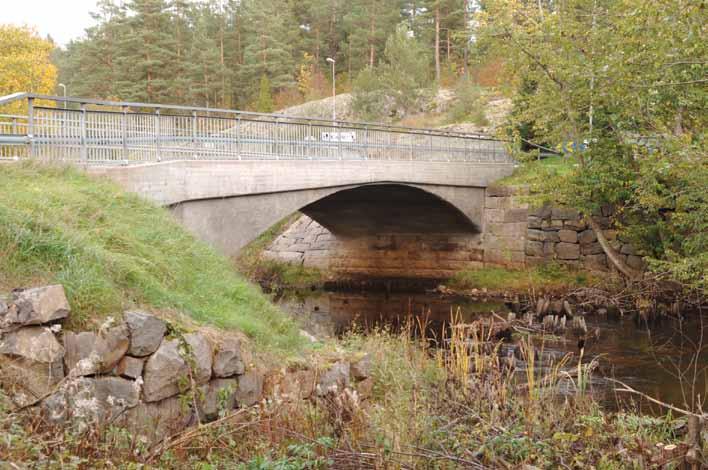 H 86 Bro över Silverån vid Hulingsryd, Kyrke bro Valvbron över Silverån i Hultsfred har nyligen renoverats med byte av kantbalk och nya räcken.