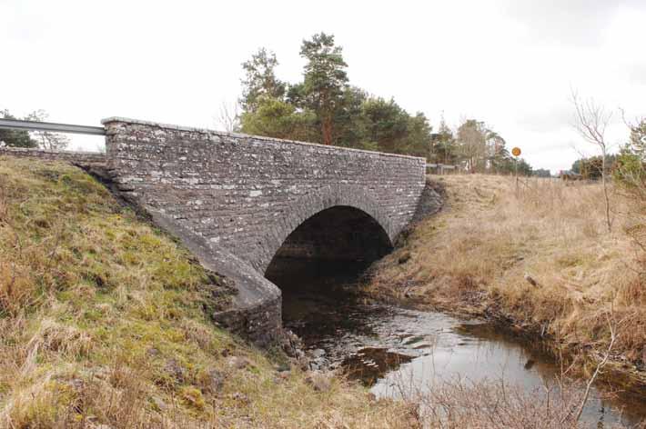 H 186 Bro över bäck S Gårdby kyrka, Landborgsbron En tämligen sent uppförd kalkstensbro från 1914 vars sidomurar dragits upp över brobanan till barriärer.