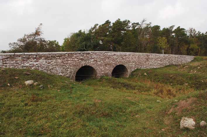 H 857 Bro över Torpbrobäcken S Hulterstad Karaktärsfull brobyggnad av kalksten i ett kargt och vindpinat landskap. En syn som endast återfinns på Öland.