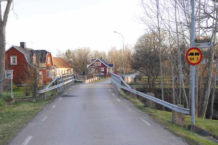 Nedsatt bärighet gäller för alla de tre broarna över Emån i Emsfors. Strax öster om samhället finns dock en modern väg med full bärighet, se kartan nedan.