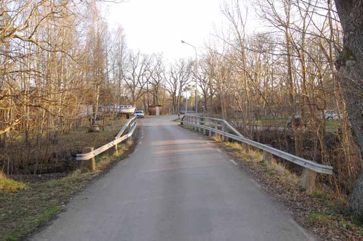 Trafikanterna möter tämligen smala passager över alla tre broar i Emsfors. De senare tillkomna räckena avslöjar dock inte att broarna byggdes redan 1914.