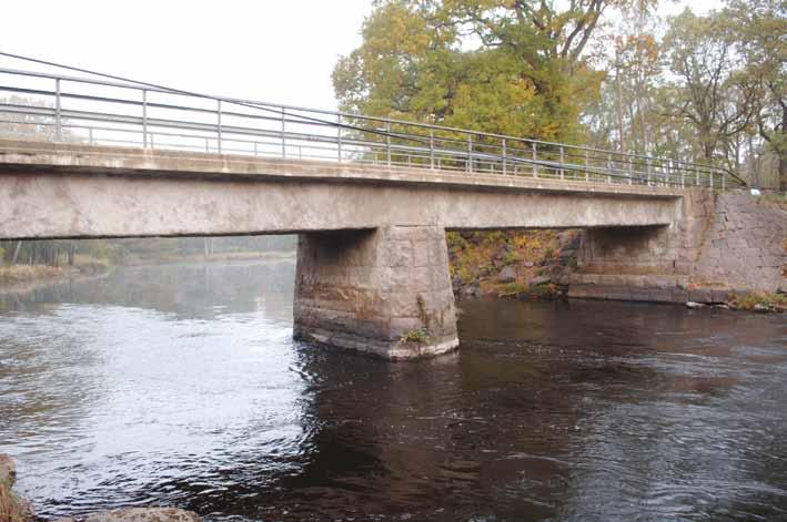 H 117 Bro över Emåns huvudgren vid Emsfors Emåns huvudfåra är så bred att man behövde två spann för att leda vägen över hindret. Balkspannen är fritt upplagda på landfästen och mellanstöd.