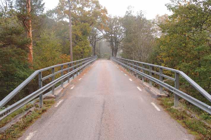 En ganska lång och smal passage är allt som möter en nutida trafikant över broarna vid Emsfors. Inget avslöjar att broarna har legat på platsen i över 90 år.