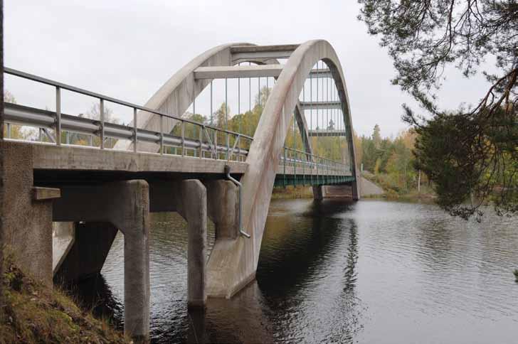H 29 Bro över Långsjön V Ankarsum, Anvedebo bro Anvedebro utanför Ankarsrum har spänstiga bågar och ett välexponerat läge där den tämligen stora bron ses från långt håll längs vattnet.