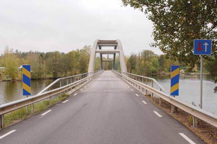 Trafikanternas möte med bron upptas till stor del av de högresta bågarna och det faktum att brobanan är så smal att det är förbjudet att mötas på bron.