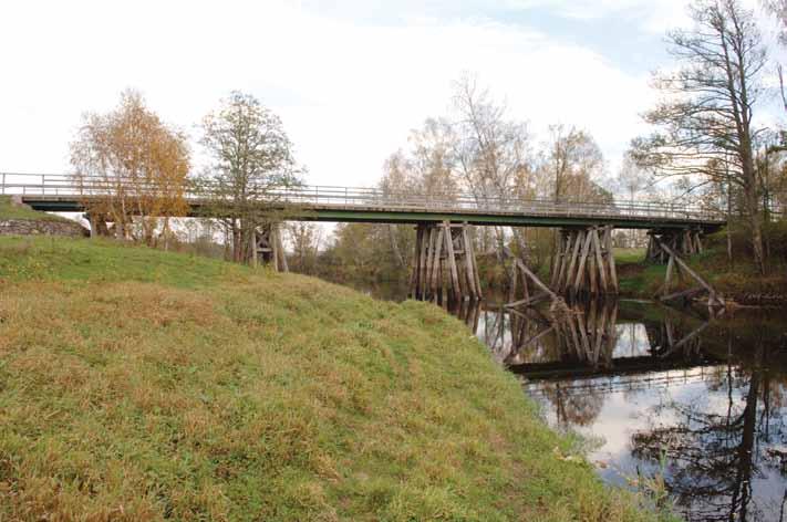 H 67 Bro över Emån N Lilla Aby Vägverkets kanske märkligaste och mest oväntade bro i Region Sydöst är denna stålbalkbro vars konstruktion med stöd av träpålar till och med söker sin like i landet,