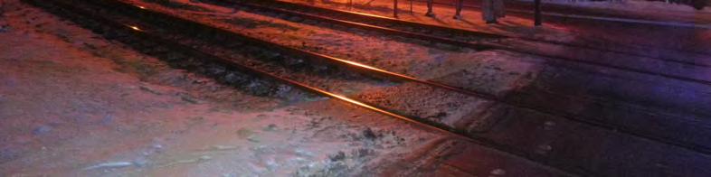 Räddningstjänsten fick gräva ner slangen till brandposten under järnvägsrälsen då brandposterna fanns på andra sidan järnvägen.