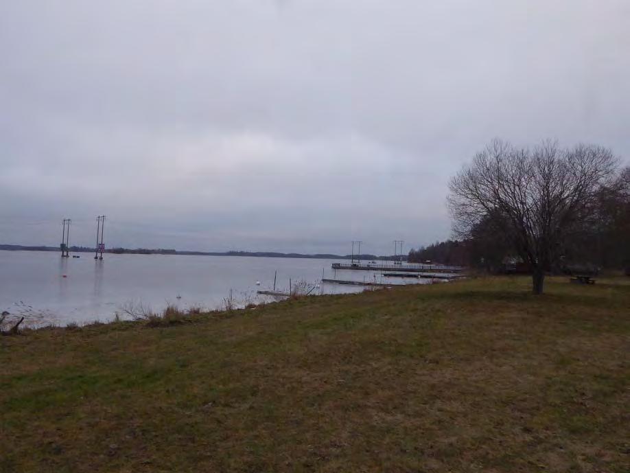 Figur 10. Vy över Marmaviken med Ellevios ledning längst ut. Parallellt, närmast land, löper Vattenfalls 70 kv-ledning.