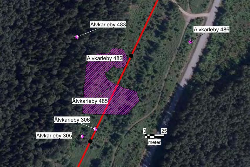 En stolpe står i ytterkanten av fornlämning, RAÄ Älvkarlleby 254. Röd linje, befintlig ledning, svart prick, stolpe. Figur 15.