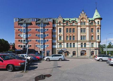 Fotografierna av byggnaden var tagna på ett sådant sätt att just kontrasten framhävdes och de delades flitigt med antingen glada eller förskräckta kommentarer. Uttrycket beskrevs som modigt och vågat.