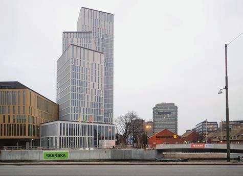 Tittar vi bara snabbt på bilden så verkar den vita färgen ha stor betydelse för kontrastverkan men analyserar vi vidare så ser vi att bortsett från att fasaden står i tomtgräns mot gatan så bryter