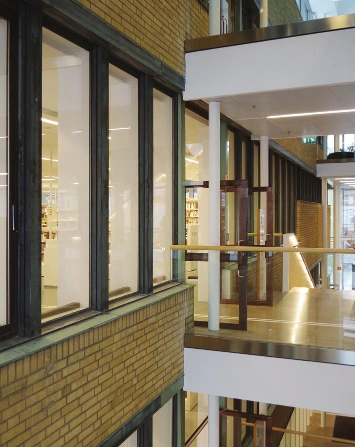 En yta svår att möblera effektivt, men tjusig att bevista när man får plats. Värt sitt pris i kvadratmeterkostnad? Tveksamt. Mot den tredje sidan har en betydligt djupare volym kunnat läggas til.
