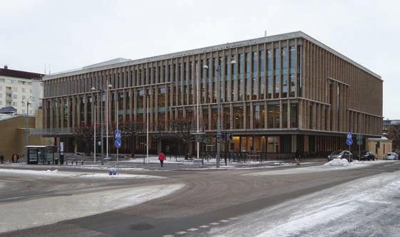 Den äldre inredningsarkitekturen står i självklarhet och gedigen materialkänsla. Enkla och väl formgivna detaljer kläs i kvalitativa material med lågmält och värdigt uttryck.