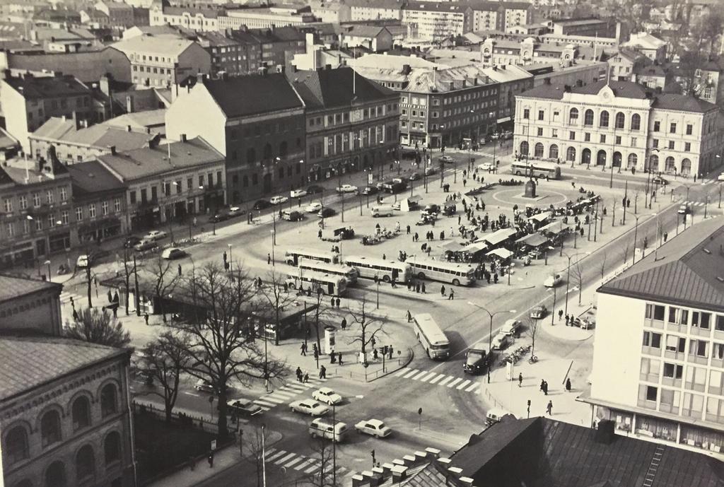 Stora torget, 1960-tal efter omgestaltningen vid decenniets början. Ett torg bestående av trafiktorg och handelstorg i två distinkta delar.