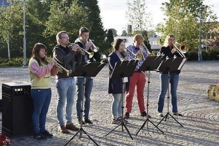 MUSIKSKOLAN PEDAGOGISKT BOKSLUT 2017/2018 ÄMNESGRUPP BLÅS Klarinettlärarna kom på idén med Tutti Frutti- klarinettspel då de fick möjlighet att köpa in sex klarinetter i olika färger.