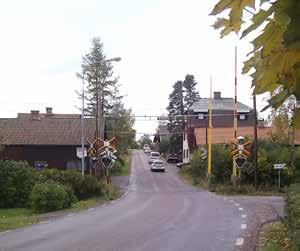 12 visar ett exempel från byn Roknäs utanför Piteå där man har delat in körbanan i ett körfält på 3,25 m och två vägrenar om 1,25 m som ger signaler till bilisten om att det finns utrymme för gående