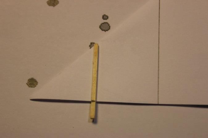 Dra ett rakt streck från basen till den lutande sidan på pappret. Du har nu ett papper med två streck på.