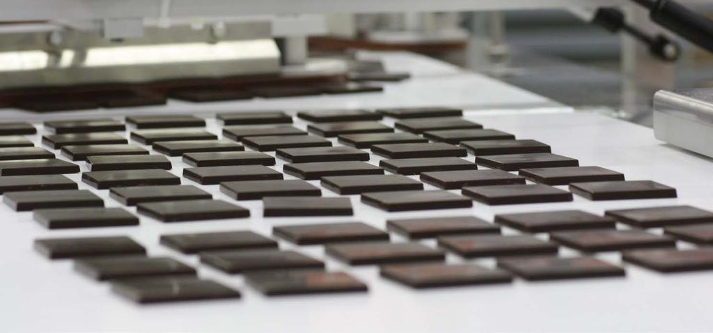 Tillsammans med en licensierad chocolatier har vi valt ut de bästa råvarorna med stor omsorg för att skapa våra helt egna chokladrecept.