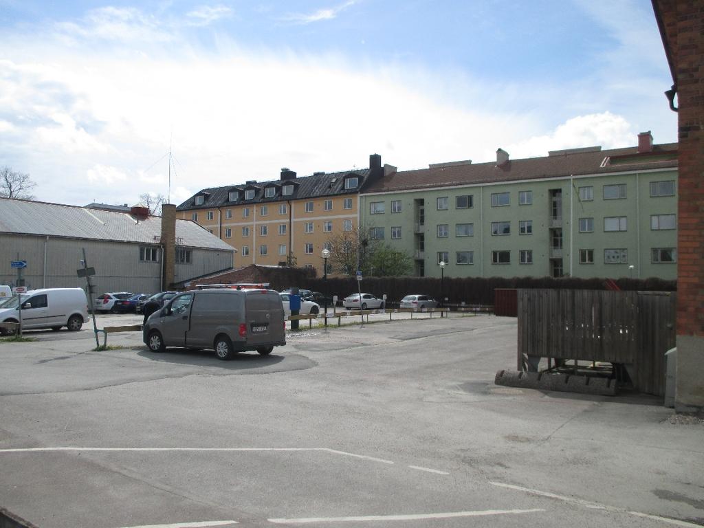 Uppdrag nr. 14U25035 Sida 3 (5) Övriga fastigheter inom kvarteret består av bostäder längs Kungsgatan och en restauranglokal utmed Suttungs gränd.