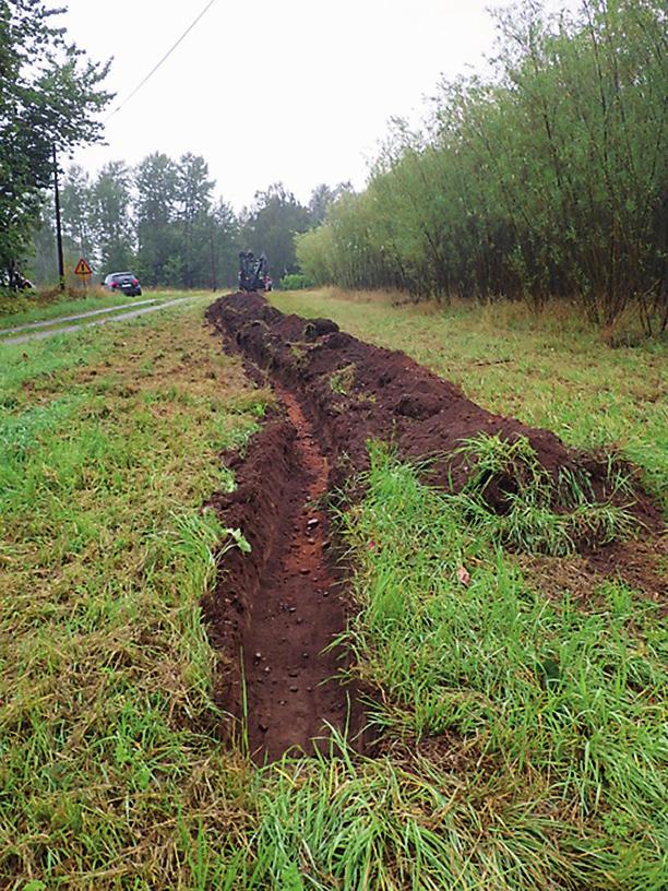 Arkeologgruppen AB rapport 2016:72 Figur 3. Del av schakt 503 i område 1. Foto från öster av Arkeologgruppen AB.