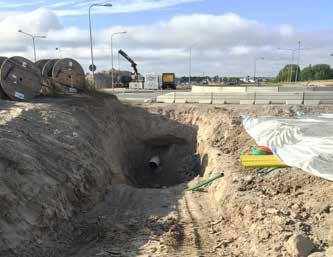 ) eller byggnader. Skyddsavståndet mellan 400 kv-kablarna och angränsande anläggningar bestäms av en kombination av elektriska, Figur 12. Bergborrning av markkabel. mekaniska och termiska faktorer.