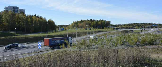 Delsträckan går parallellt med samt korsar Förbifart Stockholm och Akallalänken. Akallalänken är av riksintresse för väg mellan Trafikplats Fredhäll och Tureberg.