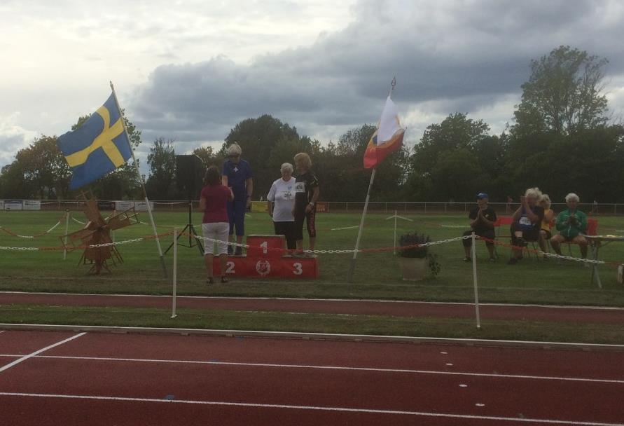 Kerstin tog guld på 17,64 sek och Sonja blev fyra på 21,10 sek. I längd tog Kerstin guld på 3,08 och Sonja brons på 2,22.