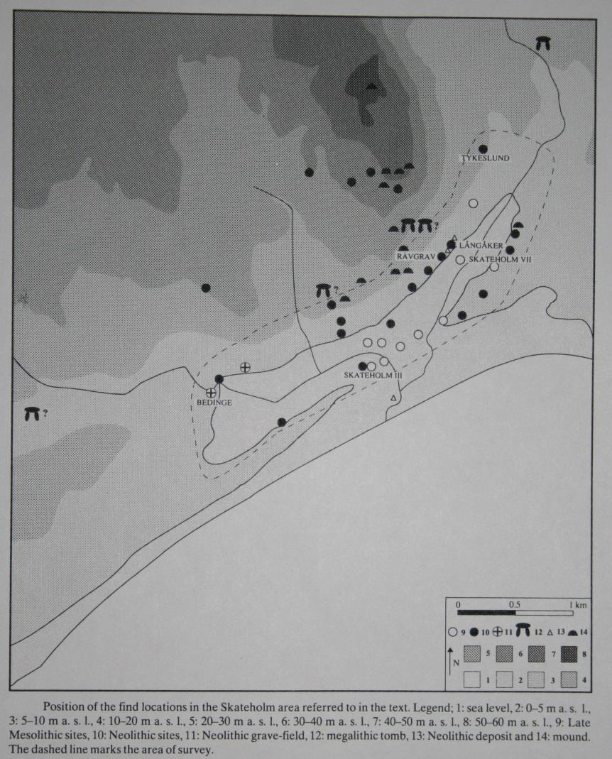 Figur 2: Karta över området kring Skateholmslokalen där Rävgrav påträffades. Bild från Larsson 1992. Lokalen är daterad till övergången mellan tidig- och mellanneolitikum (ca 3500 2800 f.v.t.) och den materiella kulturen tillhör Trattbägarkultur (Persson 1999:91).