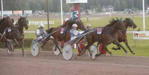 nyhetsbörsen juli2014 140708 Skrällseger av Bear a Title Kajsa höjer högernäven i skyn när hon vinner med Bear a Title Foto: Micke Gustafsson/Foto-Mike Bear a Title och Kajsa Frick ställde till med