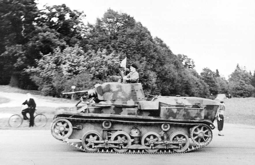 11 ton, 4 man, 8-24 mm pansar 150 hk V12, 40 km/h 37 mm kanon + 2 st 6.
